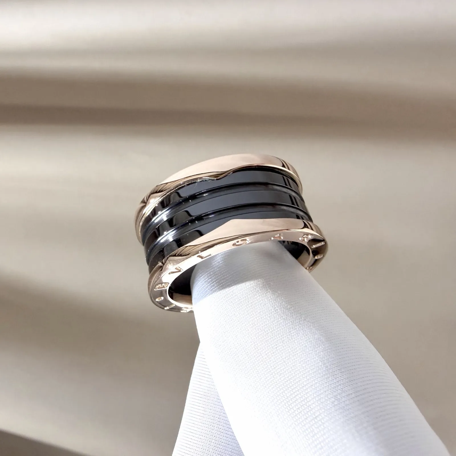แหวน Bvlgari B.zero1 4 Bands Ring Rose Gold 18K Black Ceramic Size 64