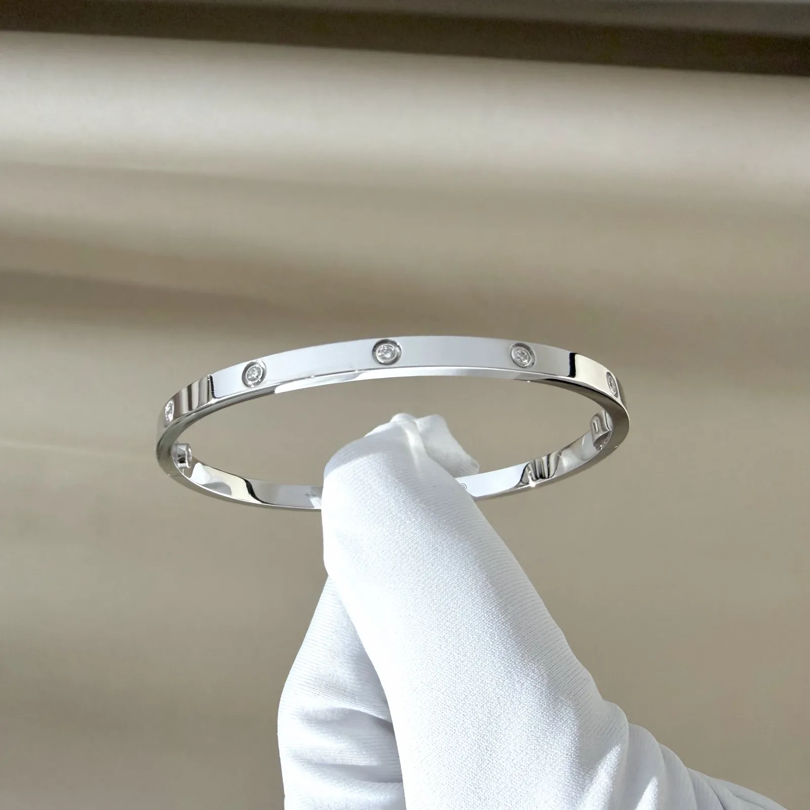 กำไลและสร้อยข้อมือ Cartier Love Bracelet แบบบาง White Gold 18K 10 Diamonds Size 16