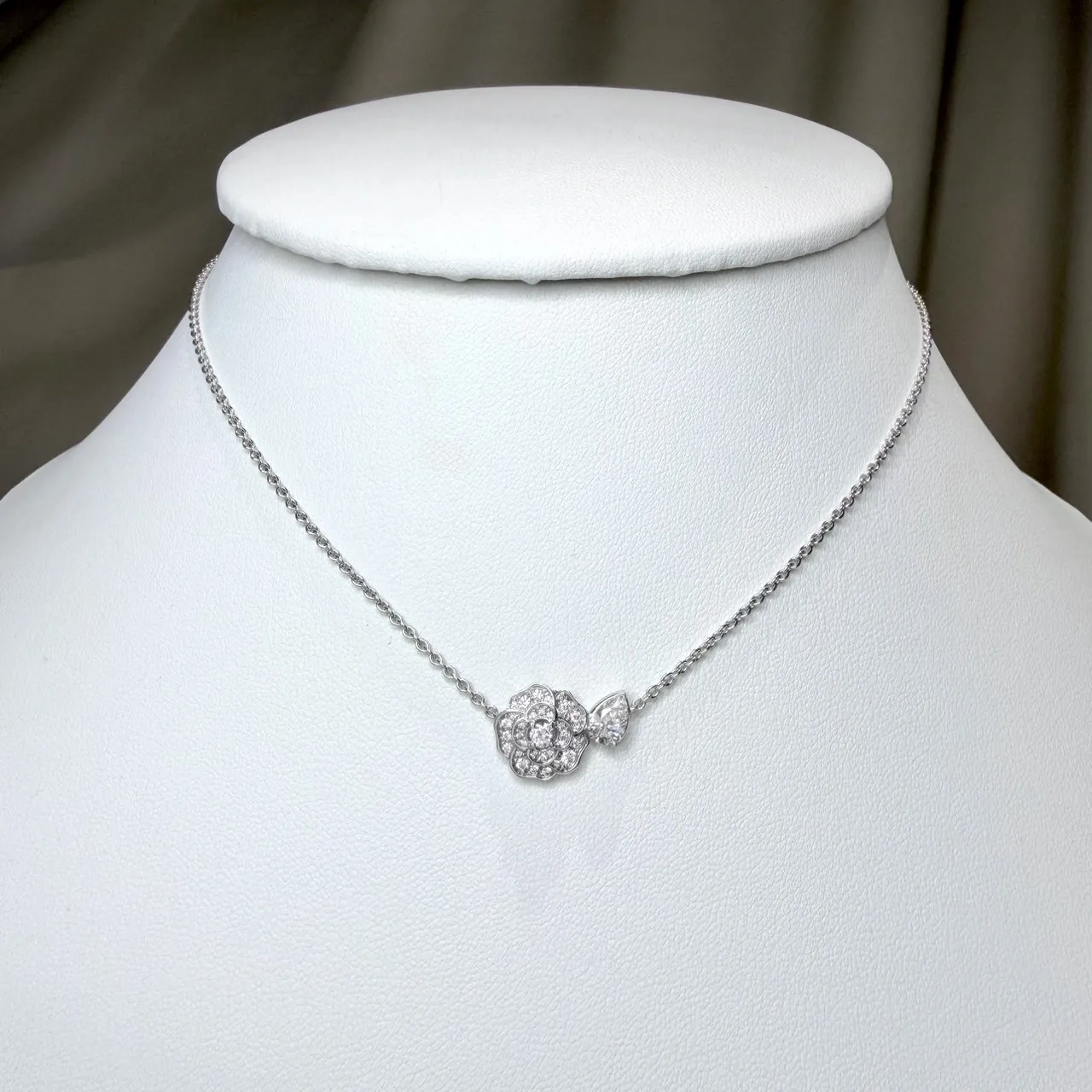 สร้อยคอ Chanel Camélia Précieux Necklace White Gold 18K Diamonds