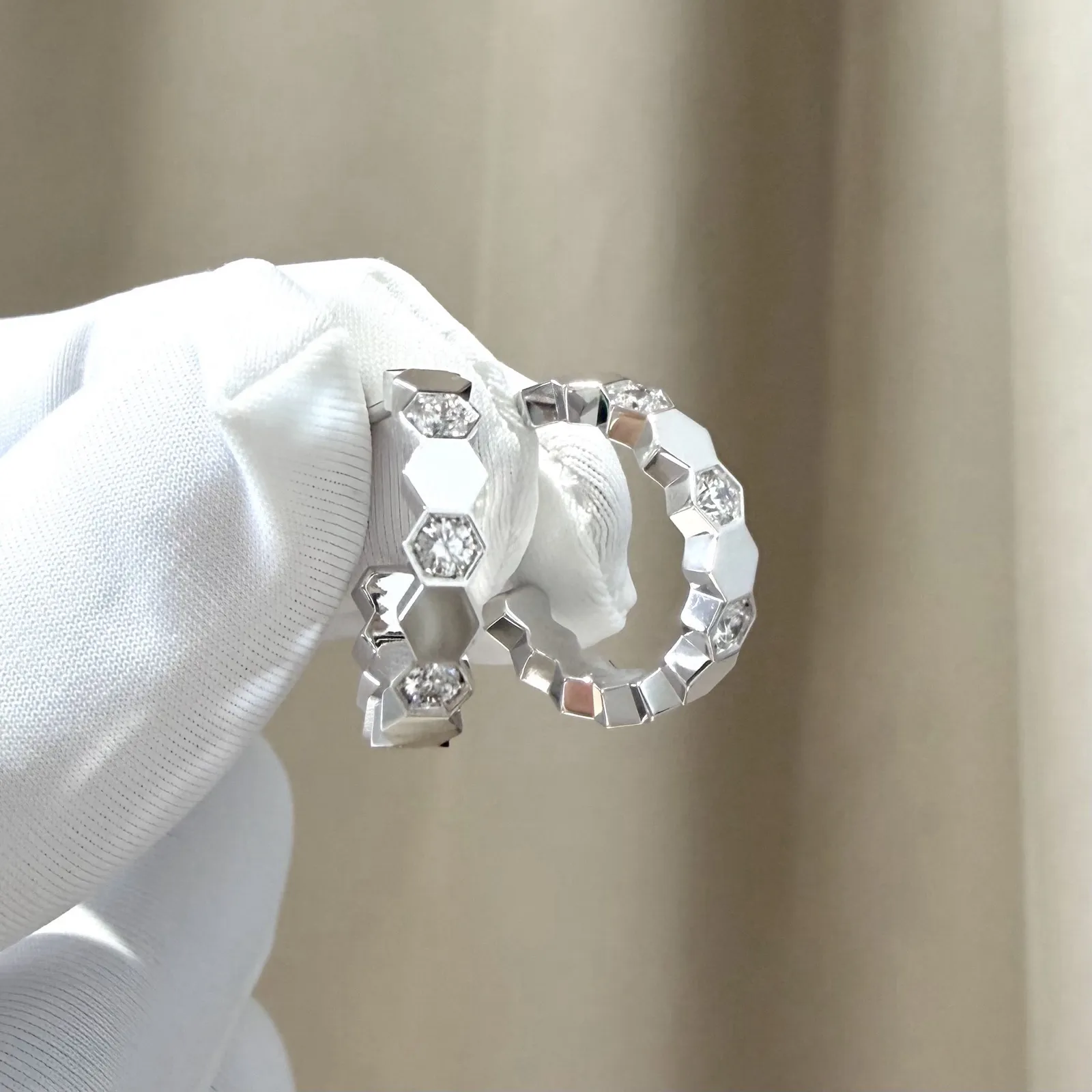 ต่างหู Chaumet Bee de Chaumet Hoop Earrings White Gold 18K Diamonds 0.41ct