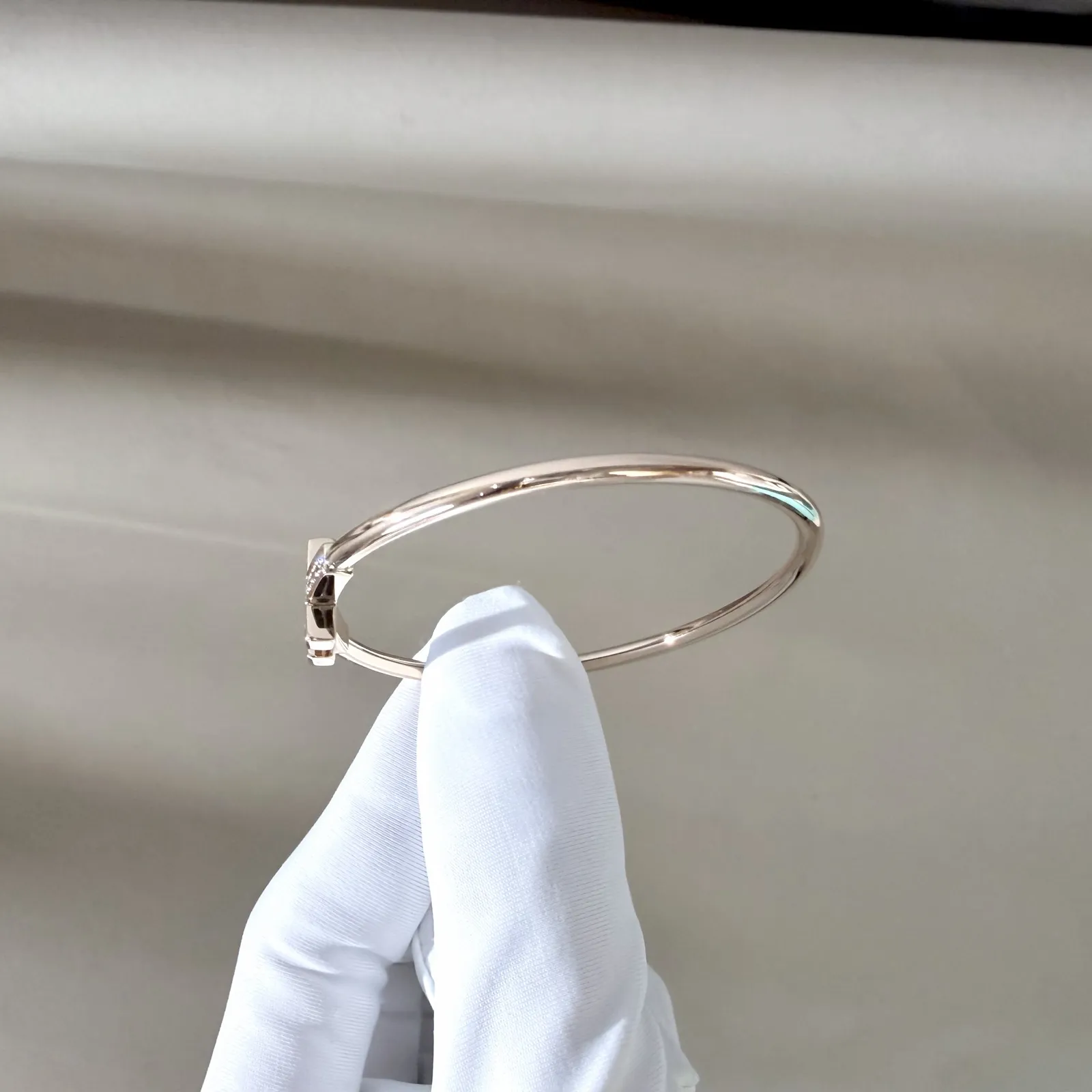 กำไลและสร้อยข้อมือ Tiffany & Co. T Wire Bracelet Rose Gold 18K Diamonds Size S