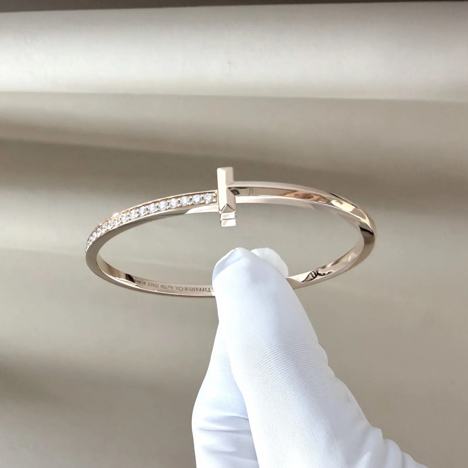 กำไลและสร้อยข้อมือ Tiffany & Co. T1 Narrow Hinged Bangle Rose Gold 18K Diamonds Size M