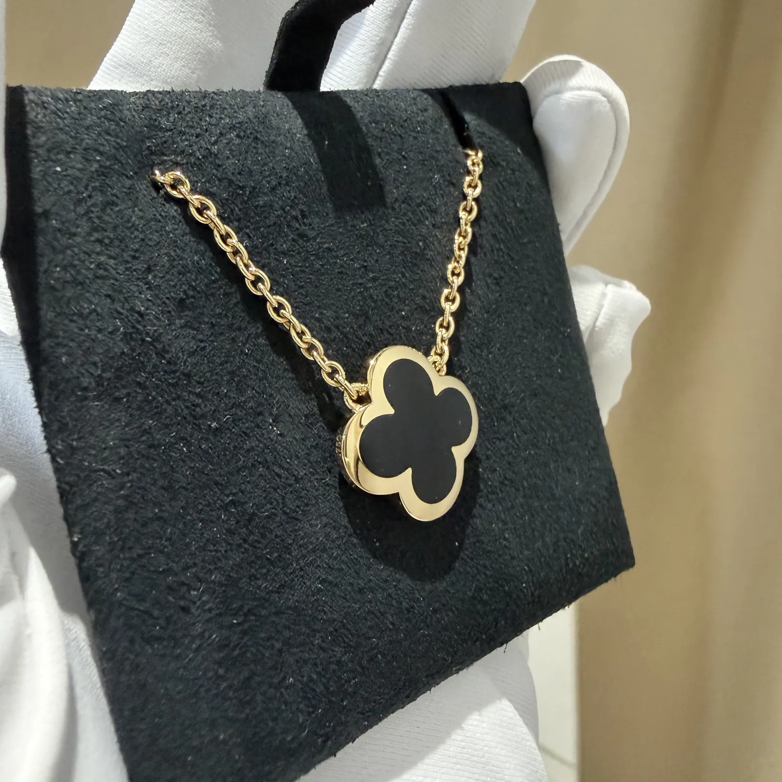 สร้อยคอ Van Cleef & Arpels Pure Vintage Alhambra Pendant Yellow Gold 18K Onyx